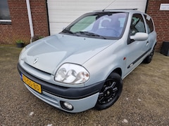 Renault Clio - 1.4-16V Initiale In werkelijke top staat verkerende Renault Clio 1.4 16V initiale automaat. Lm velgen.  Air