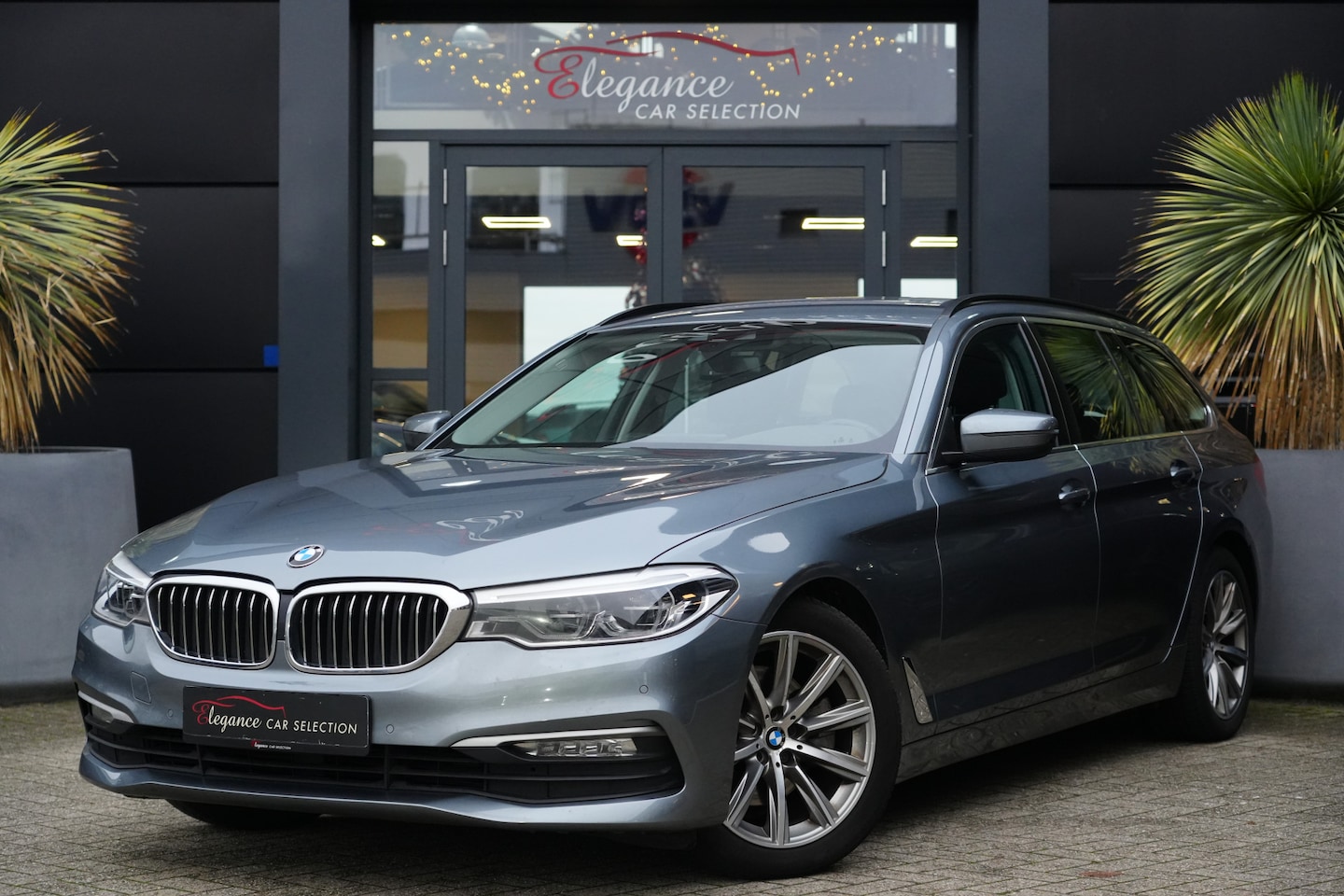 BMW 5-serie Touring - 520i High Executive 184pk Navigatie/Stoelverwaming/Trekhaak - AutoWereld.nl