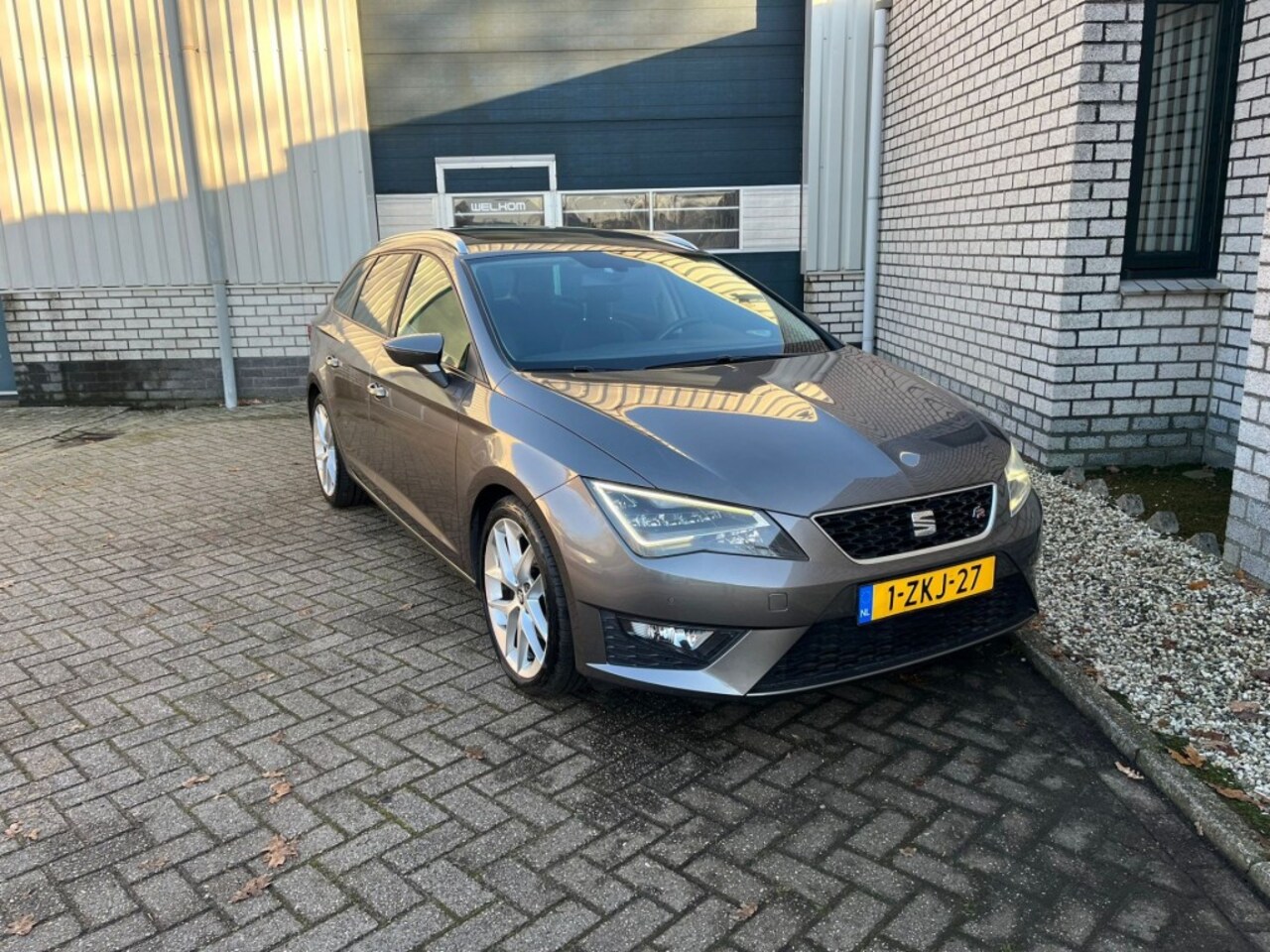 Seat Leon - ST 1.4 EcoTSI FR-Pano-Navigatie-Bluetooth-Parkeersensoren - AutoWereld.nl