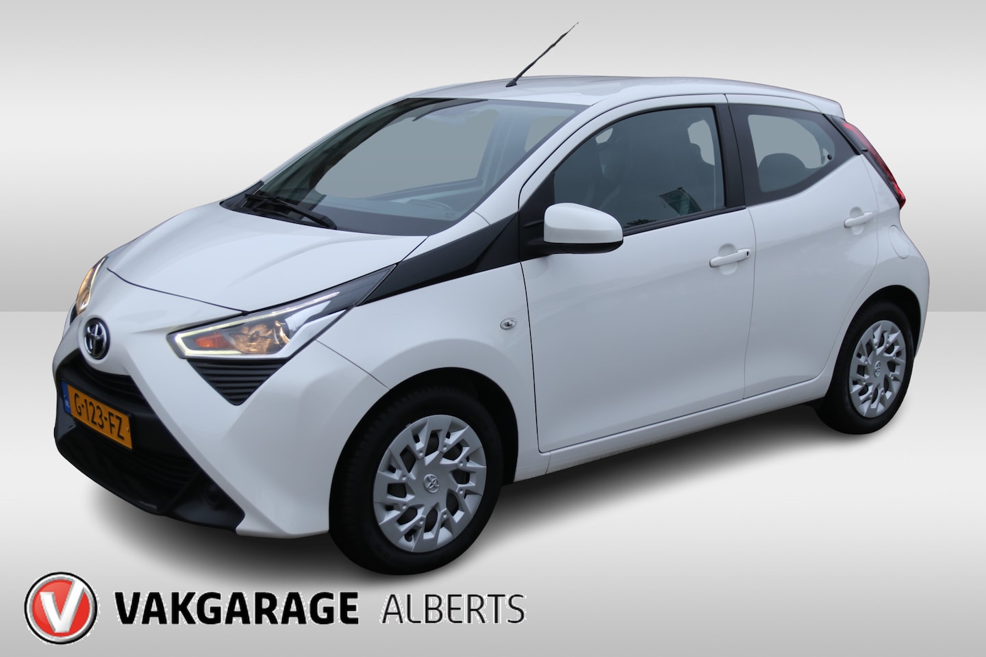 Toyota Aygo - 1.0 VVT-i x-play limited / Navi / Bluetooth / Airco - AutoWereld.nl