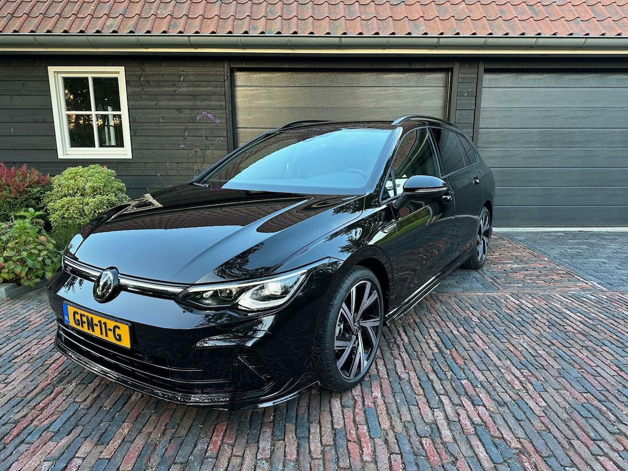 Volkswagen Golf Variant - 1.5 eTSI R-Line Business Trekh/Virt. - AutoWereld.nl