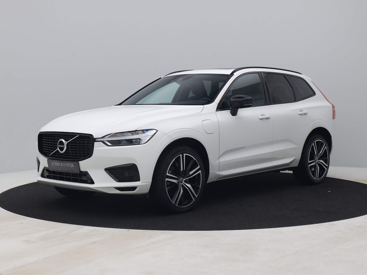 Volvo XC60 - 2.0 Recharge T6 AWD R-Design | PANO | ADAPTIVE | STOEL- EN STUURVERW. | ELEK. TREKHAAK - AutoWereld.nl