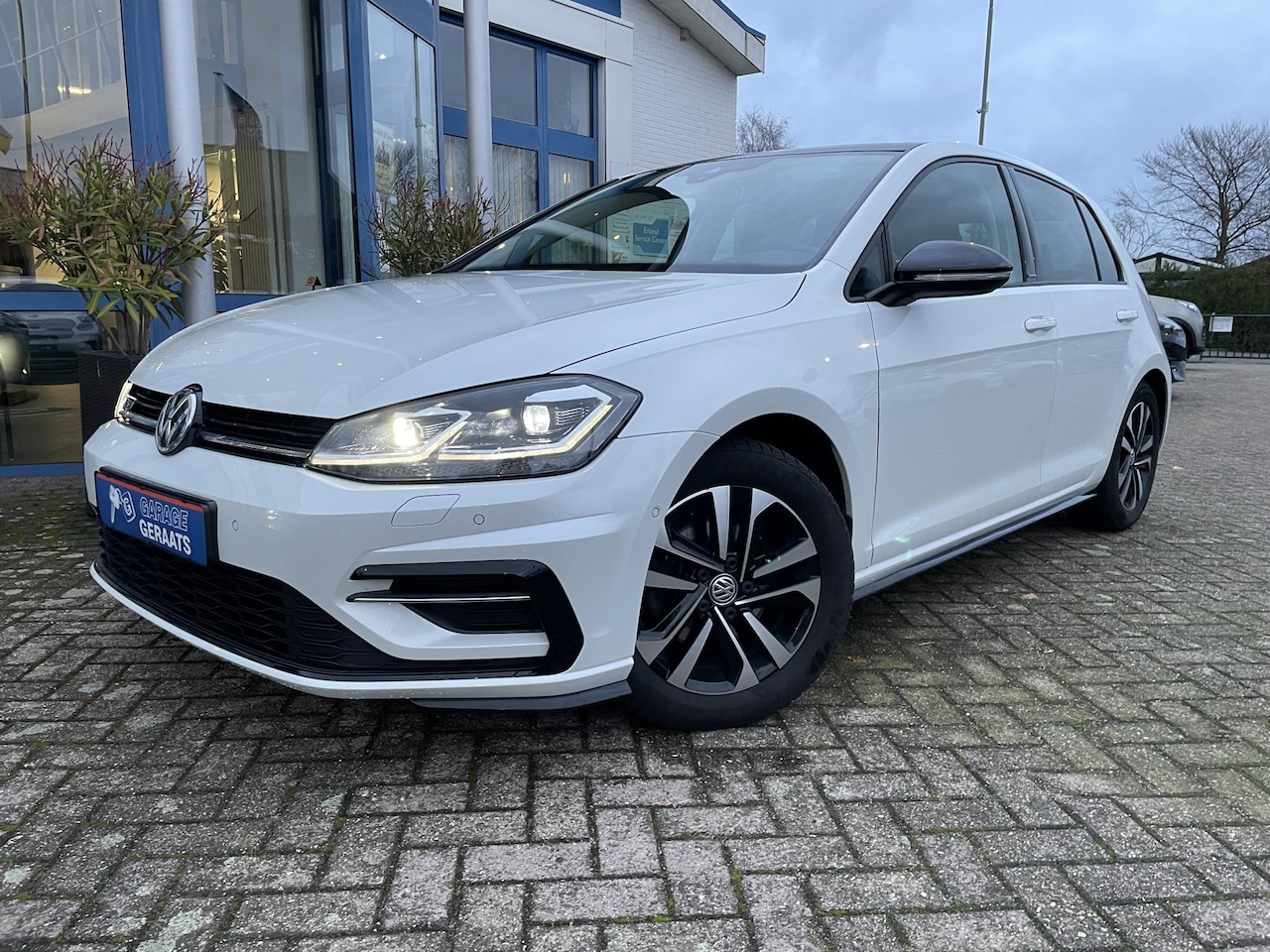 Volkswagen Golf - 1.5 TSI Highline Business R | Automaat, PANO, Blind Spot, Virutal Cockpit, Keyless, Lane a - AutoWereld.nl