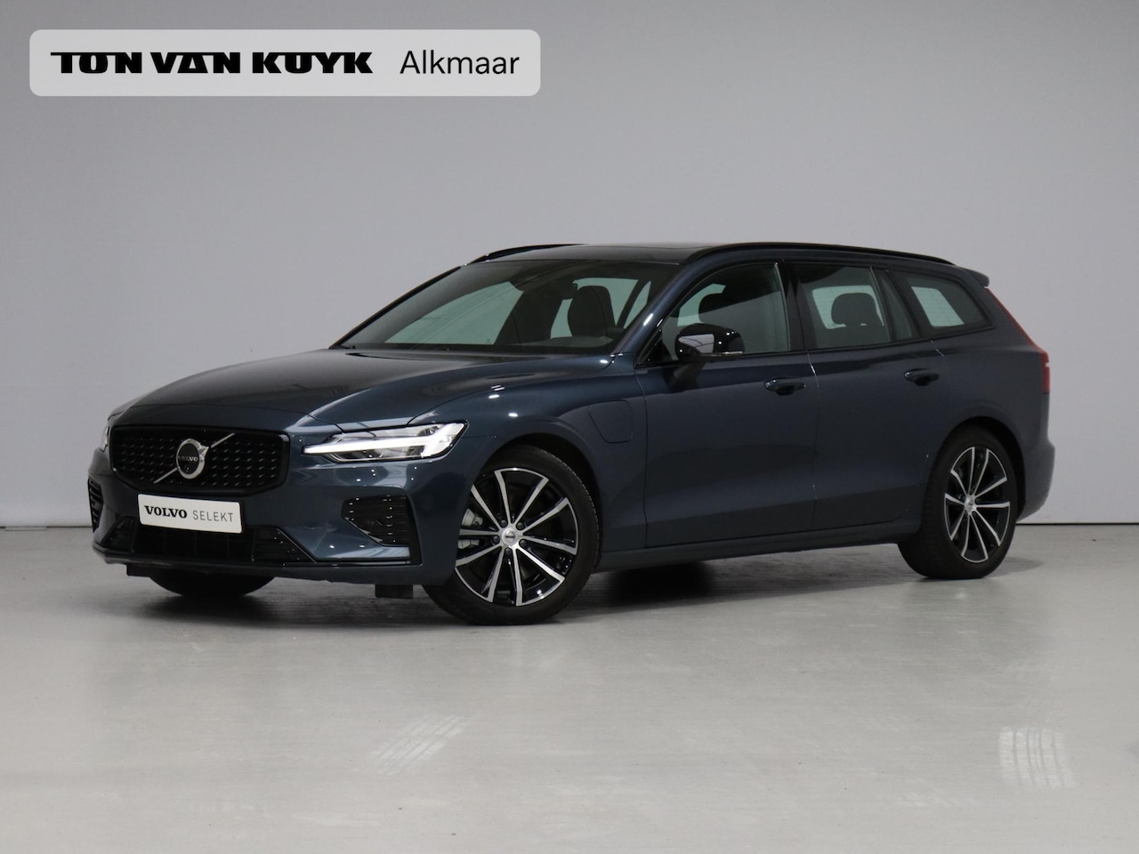 Volvo V60 - T6 AWD Plug-in hybrid AWD Plus Dark / Trekhaak / Pano. dak / Harman Kardon / Achter- voor- - AutoWereld.nl