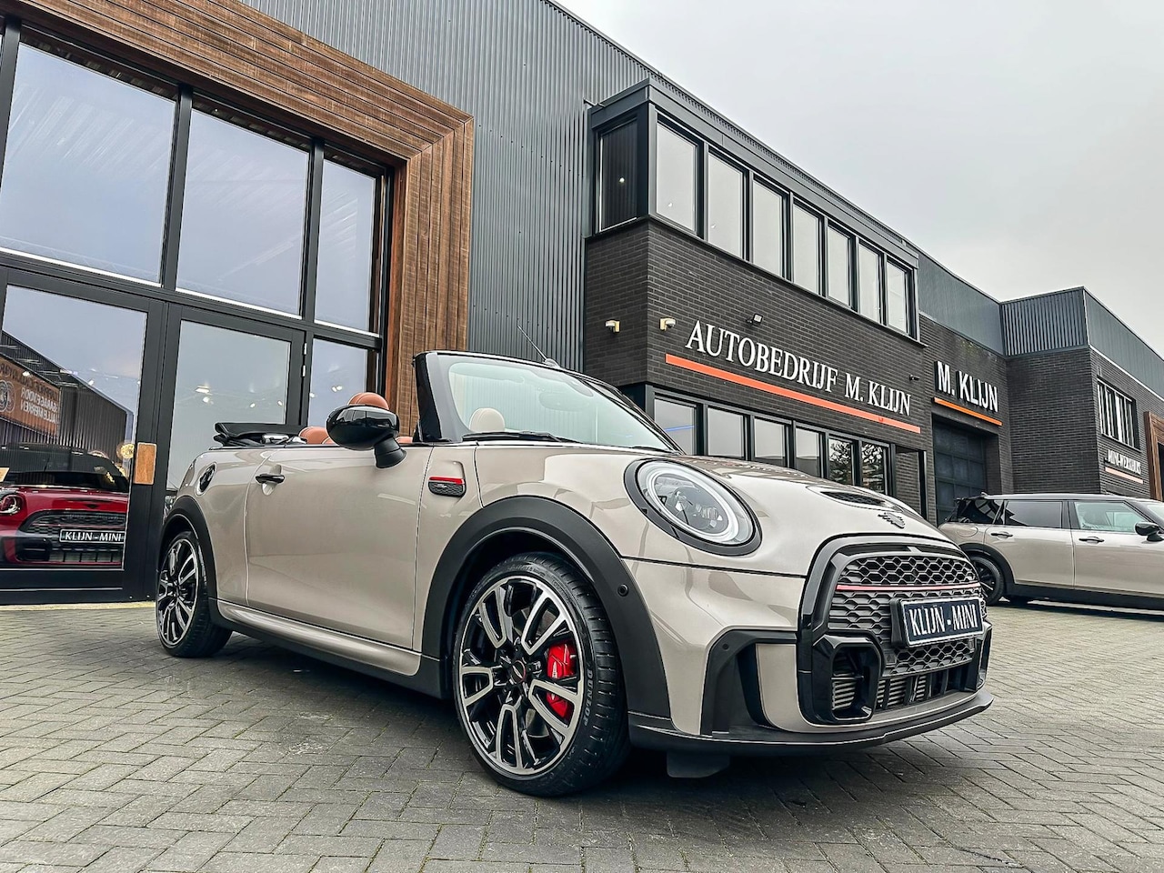 MINI Cabrio - Mini 2.0 John Cooper Works F1 aut 231pk Rooftop grey/bruin leer/camera/uniek/btw - AutoWereld.nl