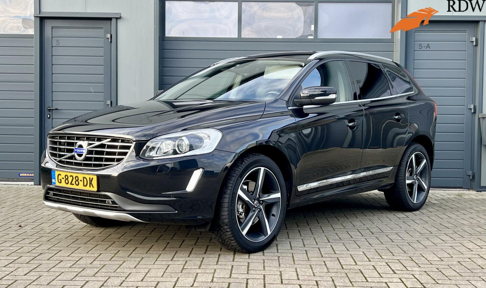 Volvo XC60 - 2.4 D5 AWD 5 Cil. 215pk Summum | Automaat | UNIEK | Trekhaak Afnb. | Camera | 20'' | Leer - AutoWereld.nl