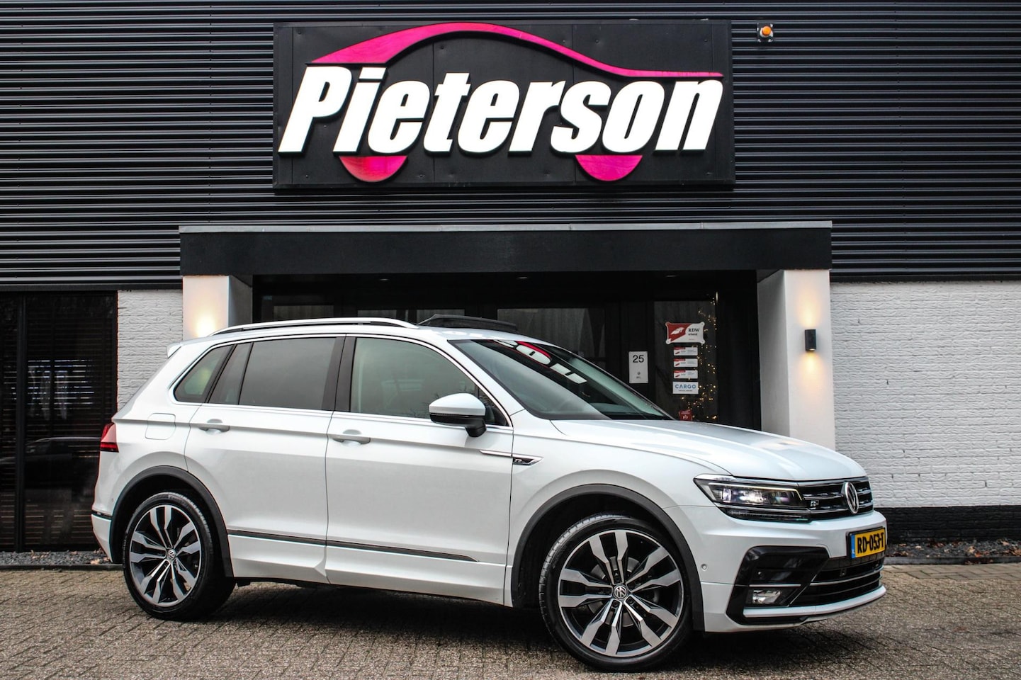 Volkswagen Tiguan - 1.4 TSI ACT R-Line DEALER OH PANO ACC VOL! - AutoWereld.nl