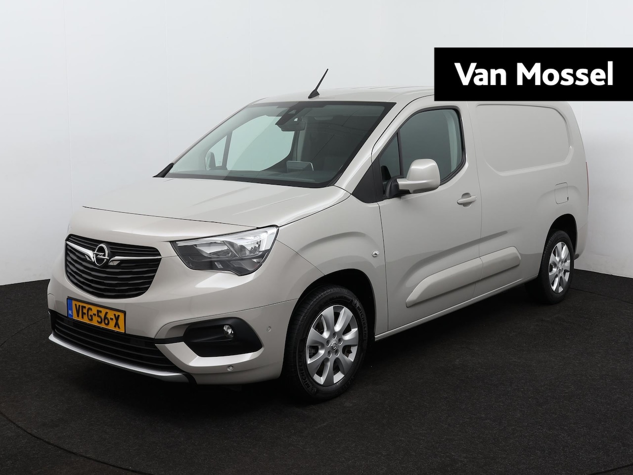 Opel Combo - 1.5D L2H1 Innovation | Navigatie | Camera | Stuurverwarming | Houten laadvloer - AutoWereld.nl