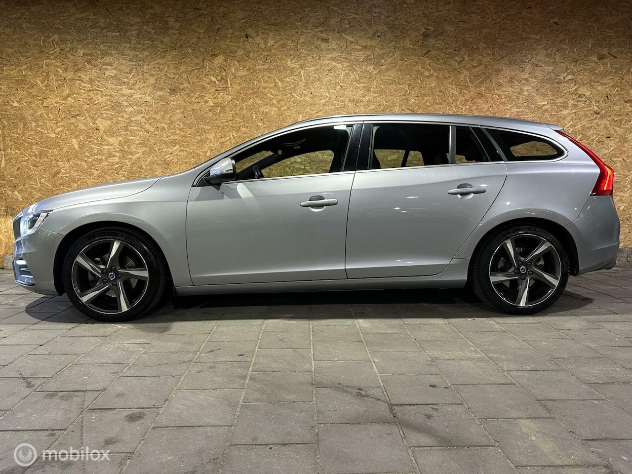 Volvo V60 - 1.5 T3 R-Design Aut.-dealer ond.-standkachel-xenon - AutoWereld.nl