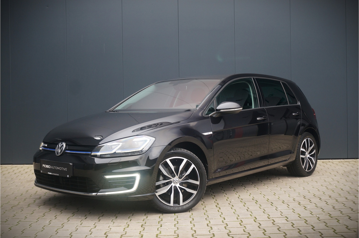 Volkswagen e-Golf - e-Golf | Virtual | Dynaudio | Camera | Warmtepomp | NAP | Stoelverwarming | LED | Ambience - AutoWereld.nl