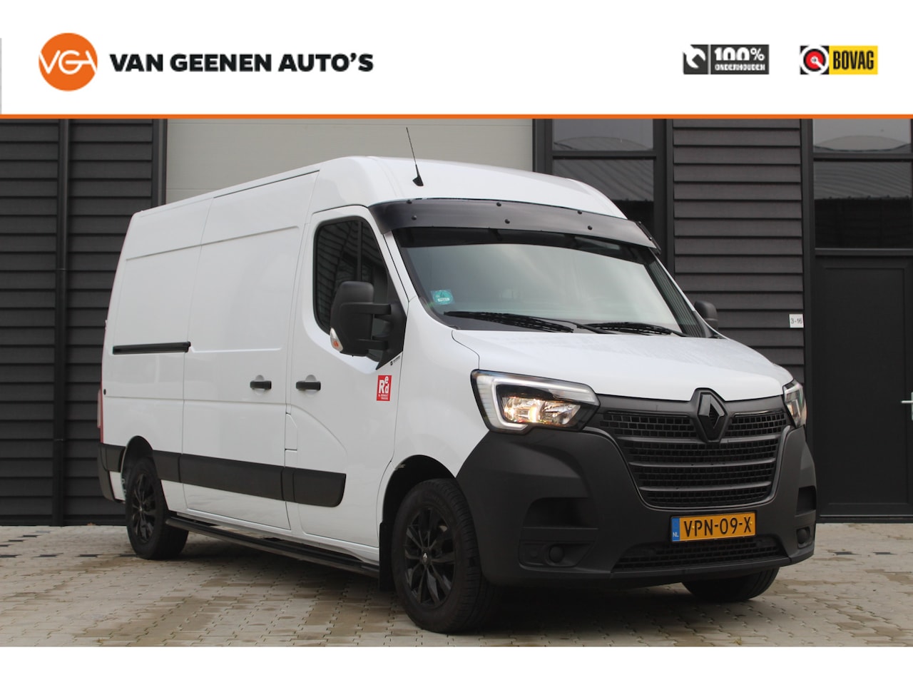 Renault Master - T35 2.3 dCi 135Pk L2H2 Black Edition RED | Camera | Trekhaak - AutoWereld.nl