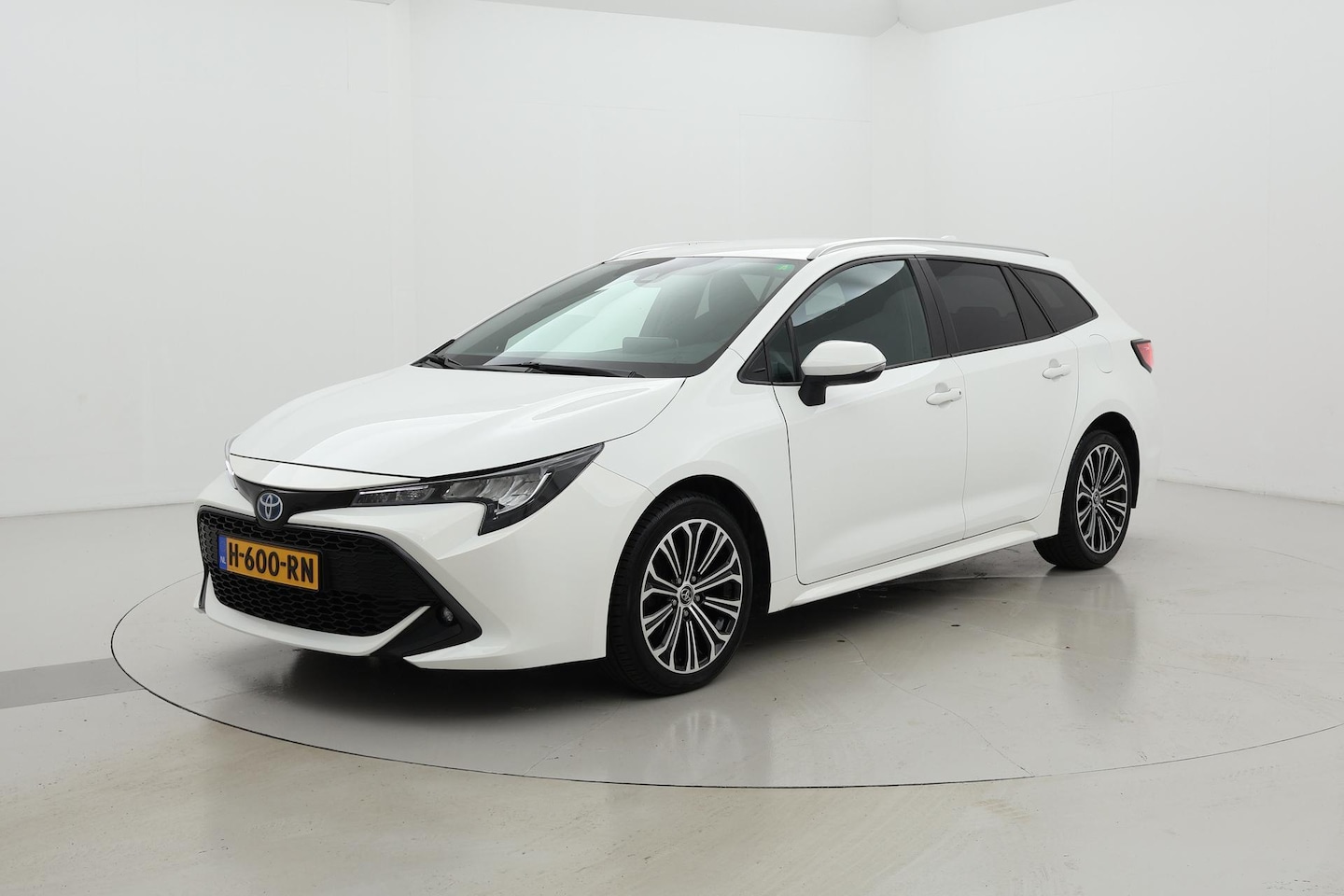 Toyota Corolla Touring Sports - 1.8 Hybrid Dynamic Stoelverwarming - AutoWereld.nl