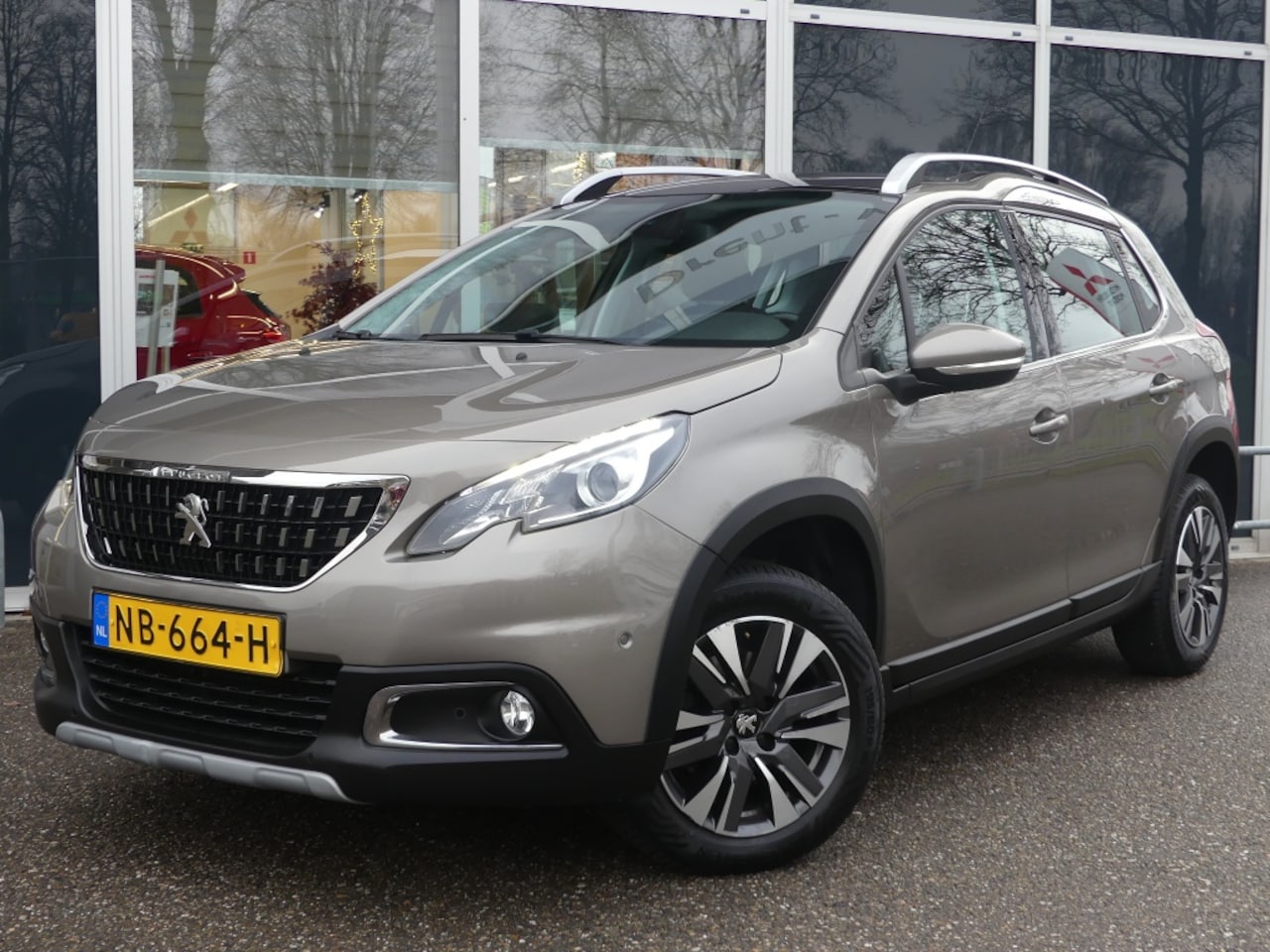 Peugeot 2008 - 1.2 PureTech Allure | NIEUWE RIEM | Glazen dak | Navigatie | All - AutoWereld.nl