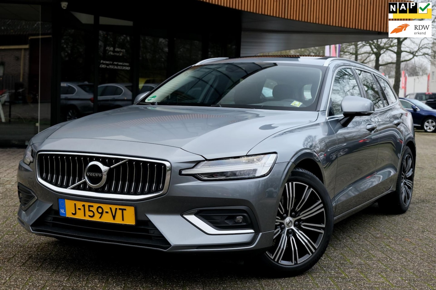 Volvo V60 - 2.0 B4 Inscription/Pilot Assist/ACC/Pano/BLIS/Carplay/Keyless/ - AutoWereld.nl