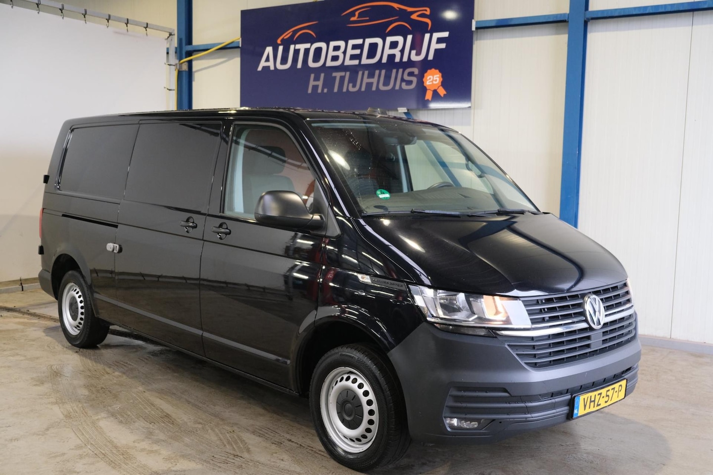 Volkswagen Transporter - 2.0 TDI L2H1 28 - N.A.P. Airco, Cruise, PDC, Trekhaak. - AutoWereld.nl