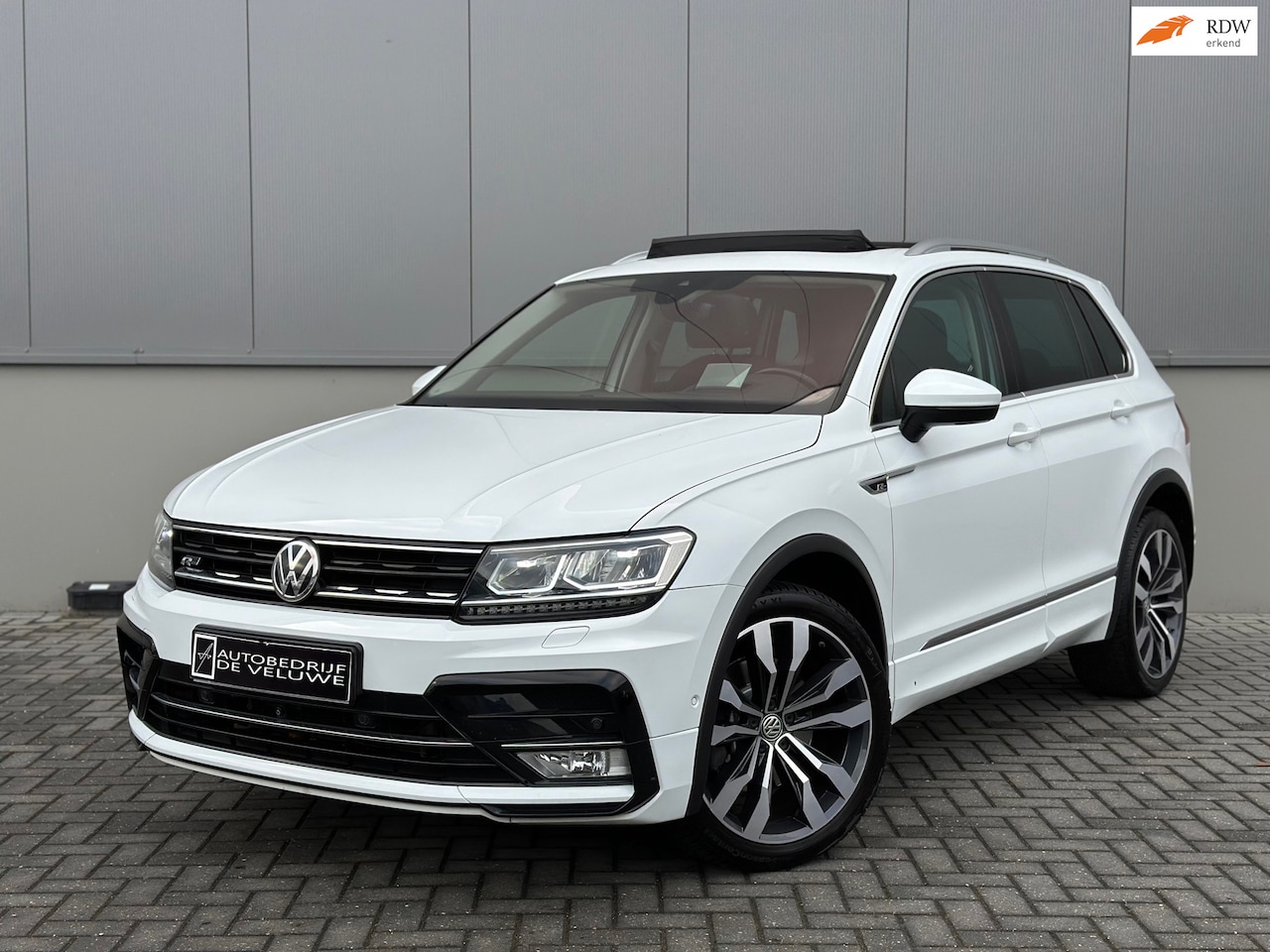 Volkswagen Tiguan - 2.0 TSI 4Motion Highline HUD Pano 360CAM - AutoWereld.nl