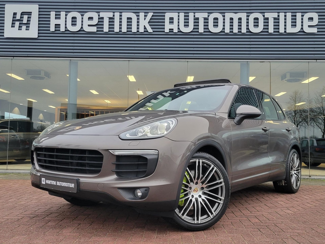 Porsche Cayenne - 3.0 S E-Hybrid | Luchtvering | Pano | Trekhaak - AutoWereld.nl