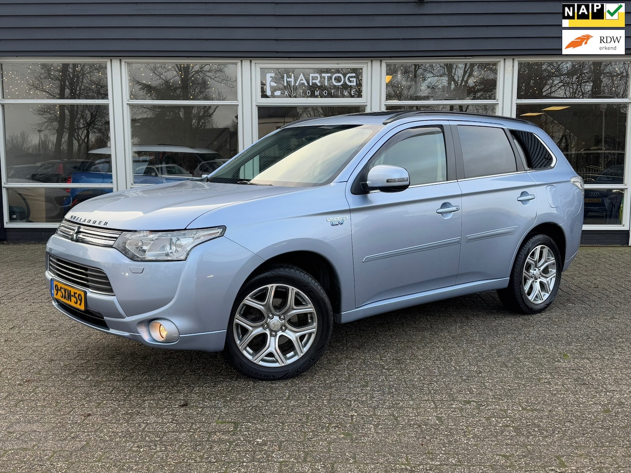 Mitsubishi Outlander - 2.0 PHEV Instyle | Leer | Schuif/Kantel dak | Navi | - AutoWereld.nl