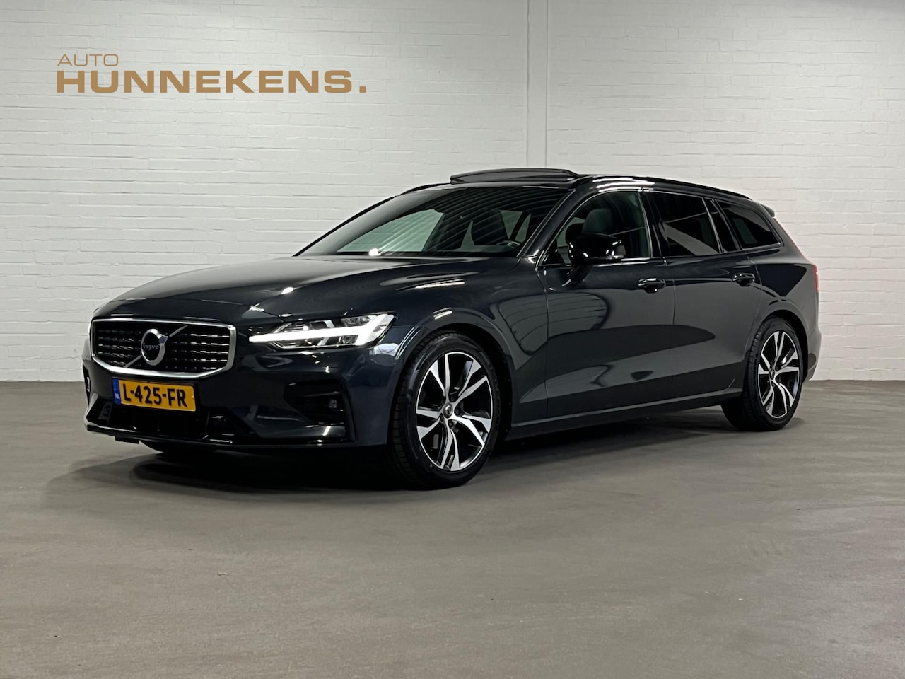 Volvo V60 - 2.0 T4 R-Design | Adapt. Cruise c. | Open dak | Trekhaak | Harman/Kardon | Keyless - AutoWereld.nl