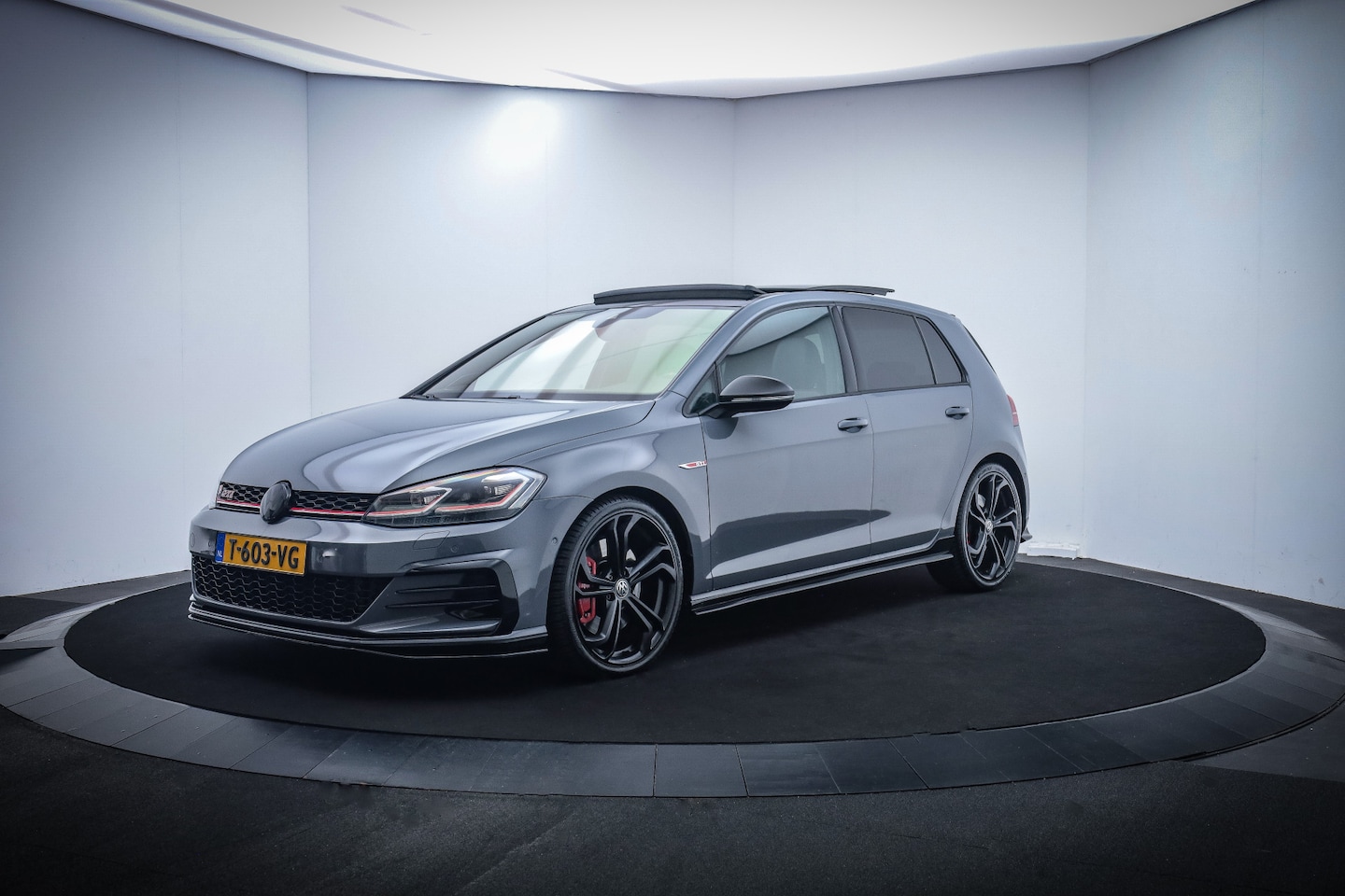 Volkswagen Golf - 2.0GTI Dsg TCR PANO/DYNAUDIO/DCC/LEDER/DIGIDASH/LED/CAMERA/CARPLAY/NAVI/STOELVERW./LMV 19' - AutoWereld.nl