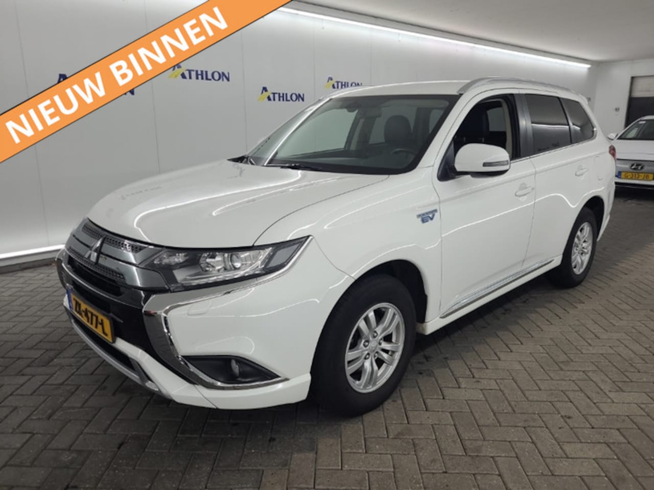 Mitsubishi Outlander - 2.4 PHEV Pure [ACHTERUITRIJCAMERA, LEDER/ALCANTARA, APPLE/ANDROID, NAVI, CRUISE, NIEUWSTAA - AutoWereld.nl