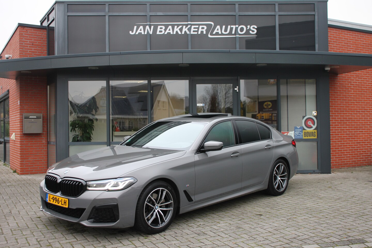 BMW 5-serie - 520i Business Edition Plus ✅ M Sport ✅ Carplay ✅ Pano ✅ HUD ✅ Memory ✅ - AutoWereld.nl