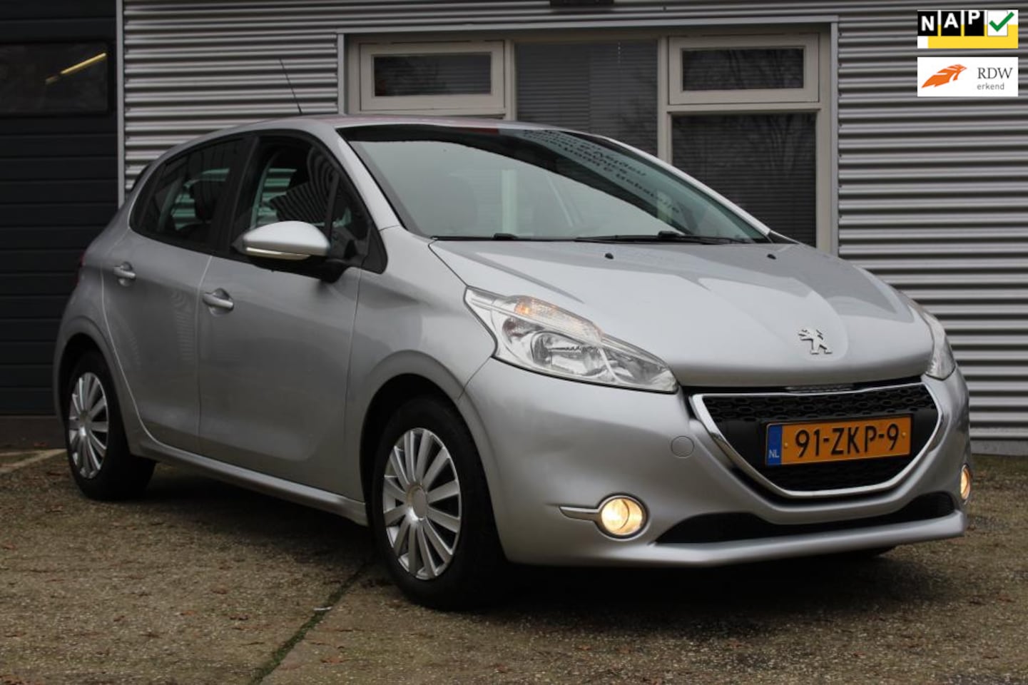 Peugeot 208 - 1.2 Vti Blue Lease 1.2 VTi Blue Lease 5-deurs, airco, navigatie, cruise-control, 2x sleutel, boekjes, armsteu - AutoWereld.nl