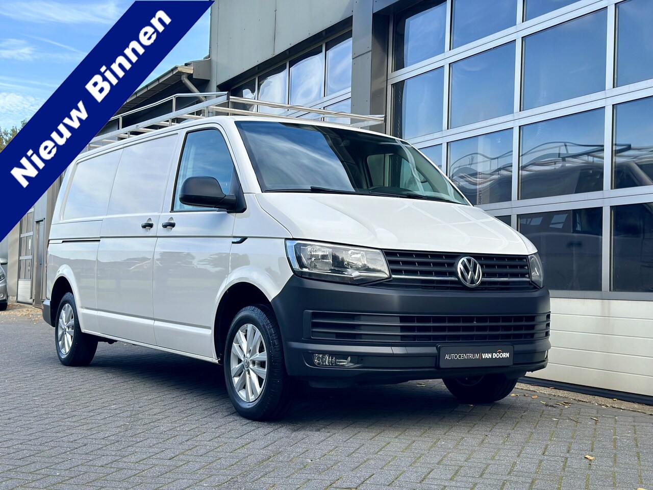 Volkswagen Transporter - 2.0 TDI 140pk | Lang | Airco | Navigatie | Cruise Contr. | Trekhaak | Imperiaal | Comforts - AutoWereld.nl