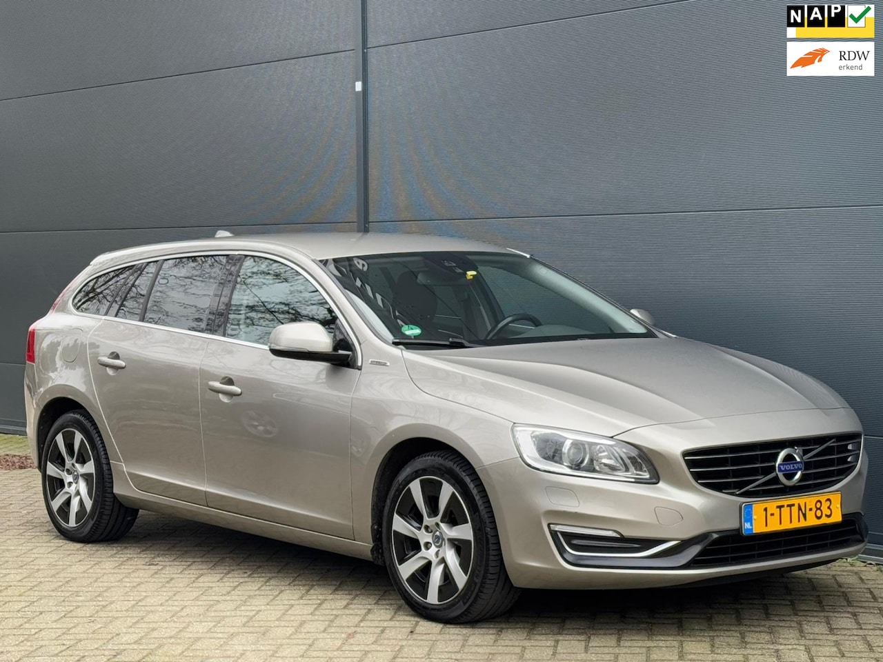 Volvo V60 - 2.4 D6 AWD Plug-In Hybrid Summum XENON LEER PDC TREKHAAK - AutoWereld.nl