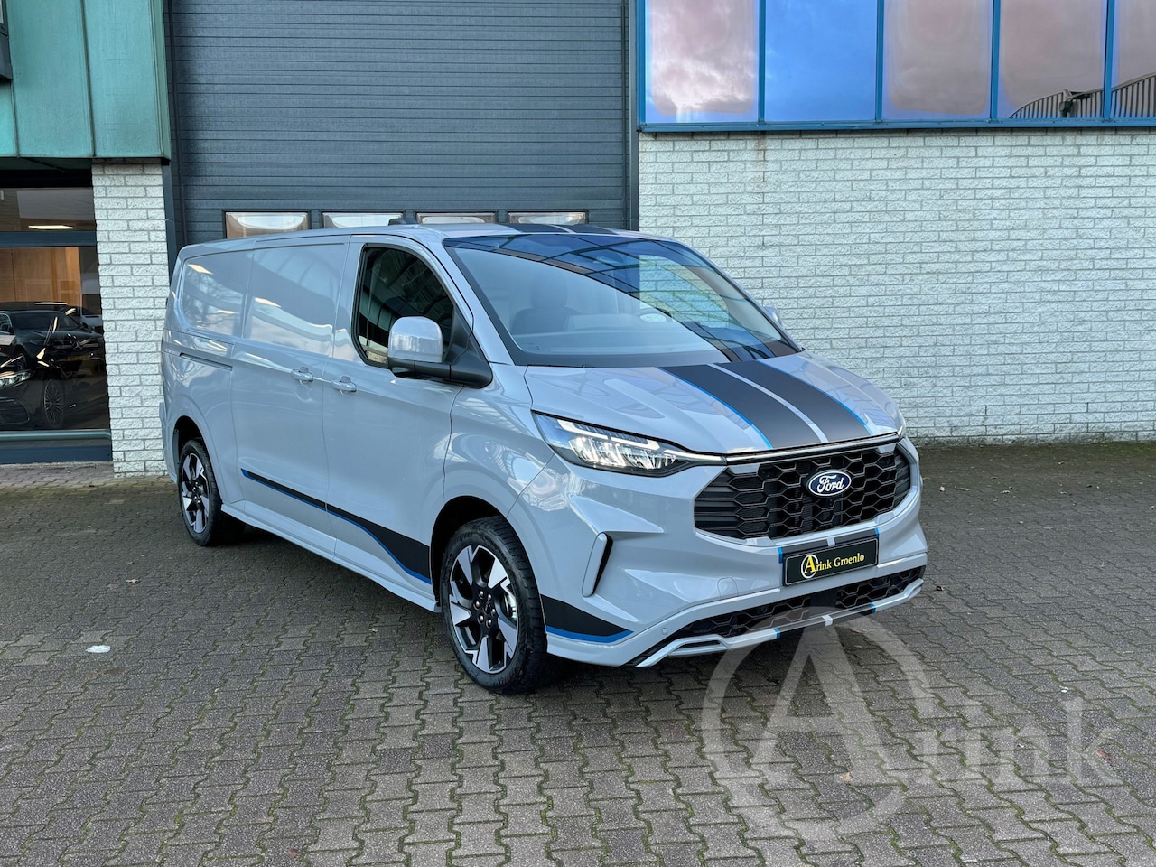 Ford Transit Custom - 300 L2 SPORT 170 PK AUTOMAAT 2X SCHUIFDEUR 360 CAMERA ELEKTR TREKHAAK ACC STUURWIEL VERWAR - AutoWereld.nl