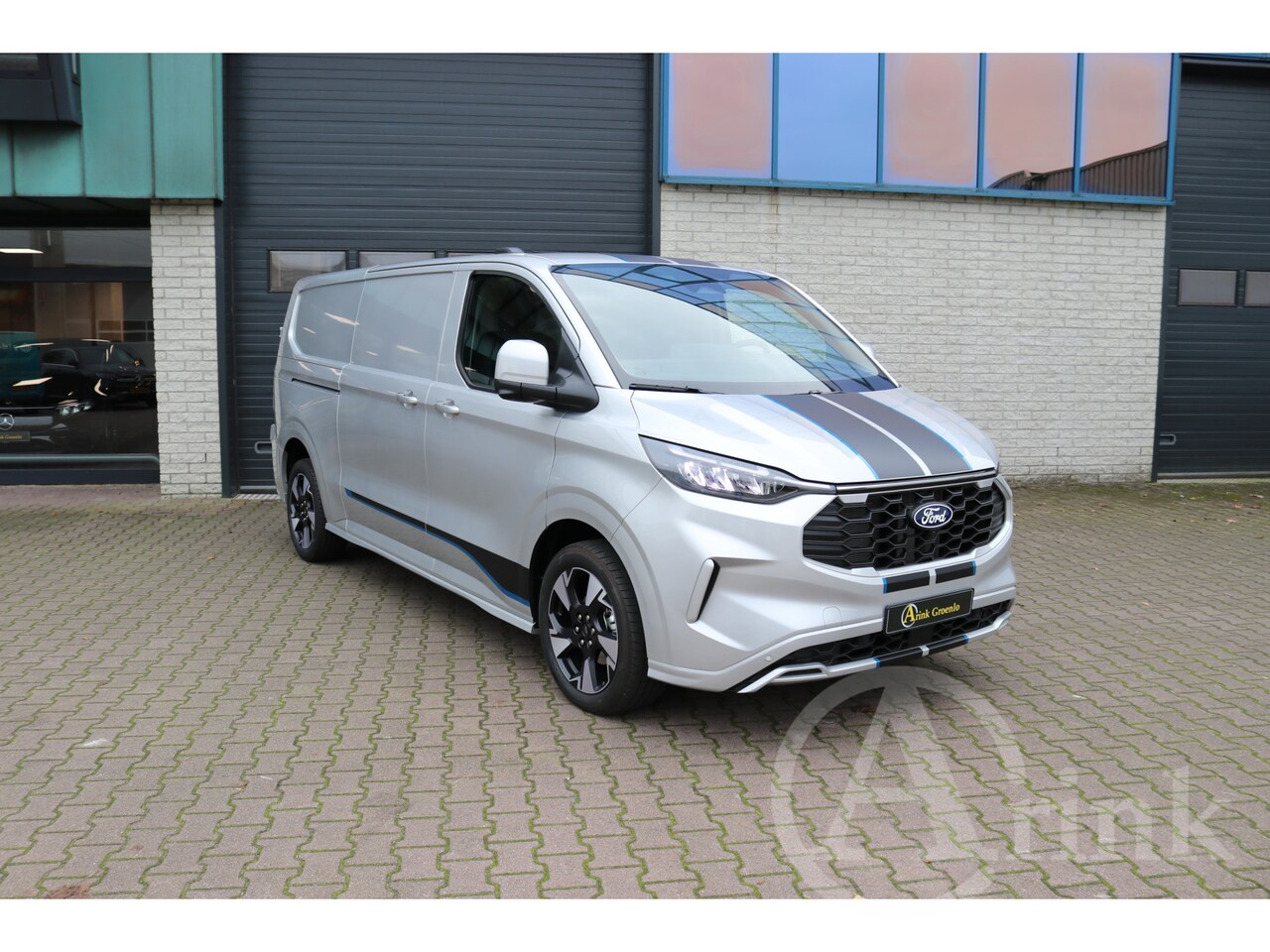 Ford Transit Custom - 300 L2 SPORT 170 PK AUTOMAAT 2X SCHUIFDEUR 360 CAMERA ELEKTR TREKHAAK ACC STUURWIEL VERWAR - AutoWereld.nl