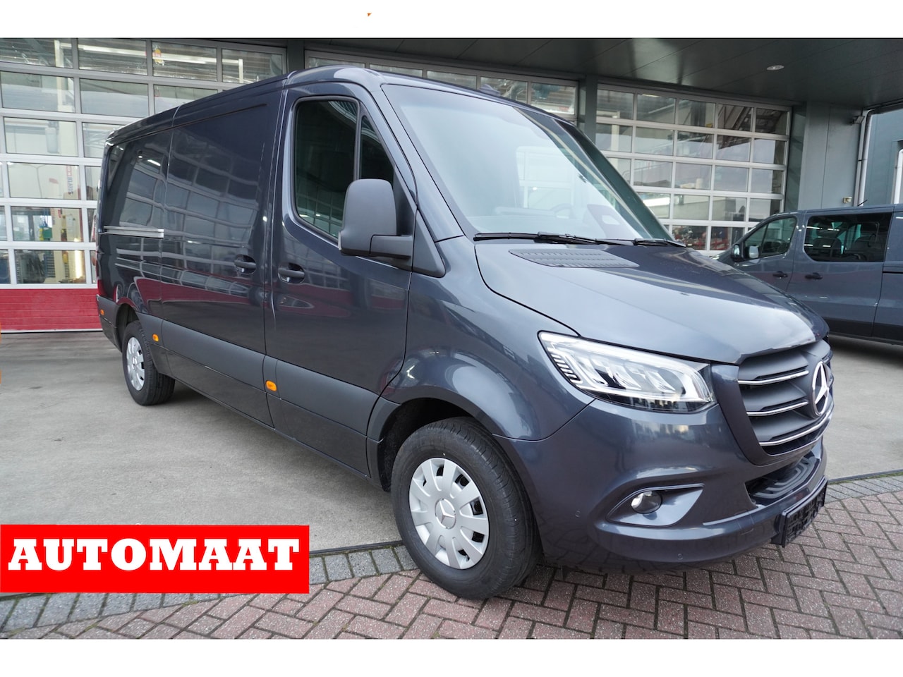 Mercedes-Benz Sprinter - 317 L2H1 170PK Pro Automaat Climate | Navi | Camera | Cruise | trekhaak 3.500kg - AutoWereld.nl