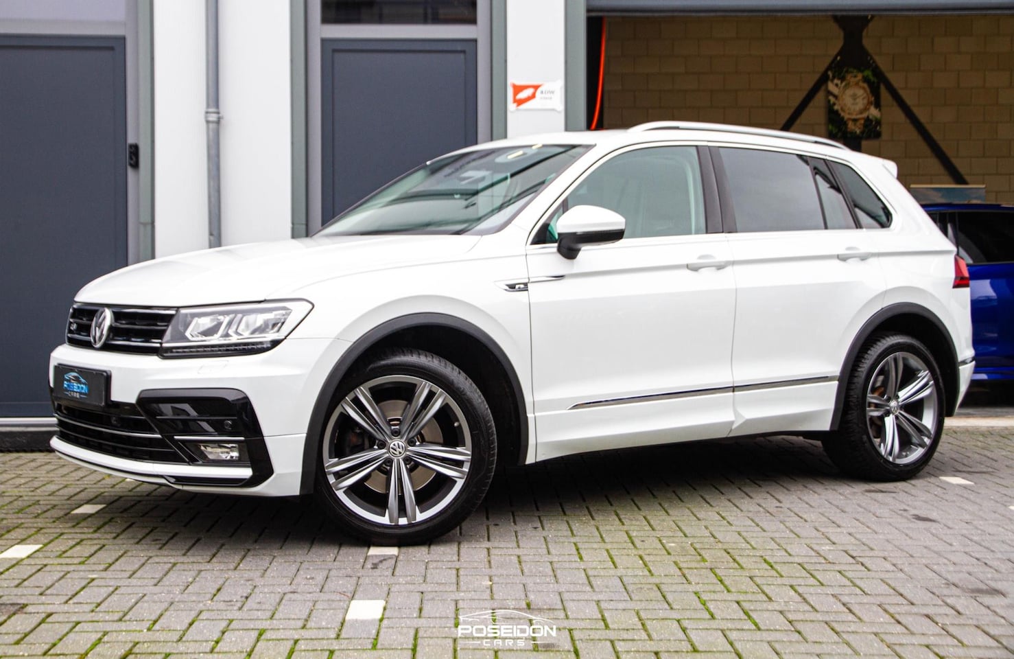 Volkswagen Tiguan - 2.0 TSI 4MOTION R-LINE | PANORAMADAK | KEYLESS | VIRTUAL | DEALER ONDERHOUDEN | BOMVOLL!! - AutoWereld.nl