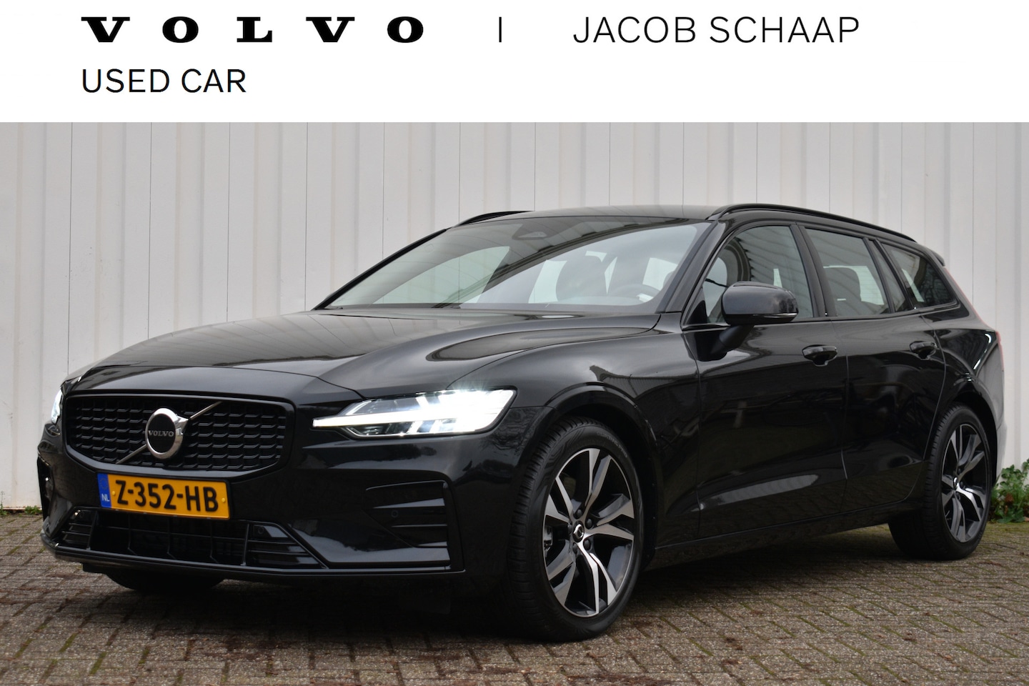 Volvo V60 - 2.0 B4 Plus Dark | Stoelen met geheugen | Trekhaak | Keyless entry | - AutoWereld.nl