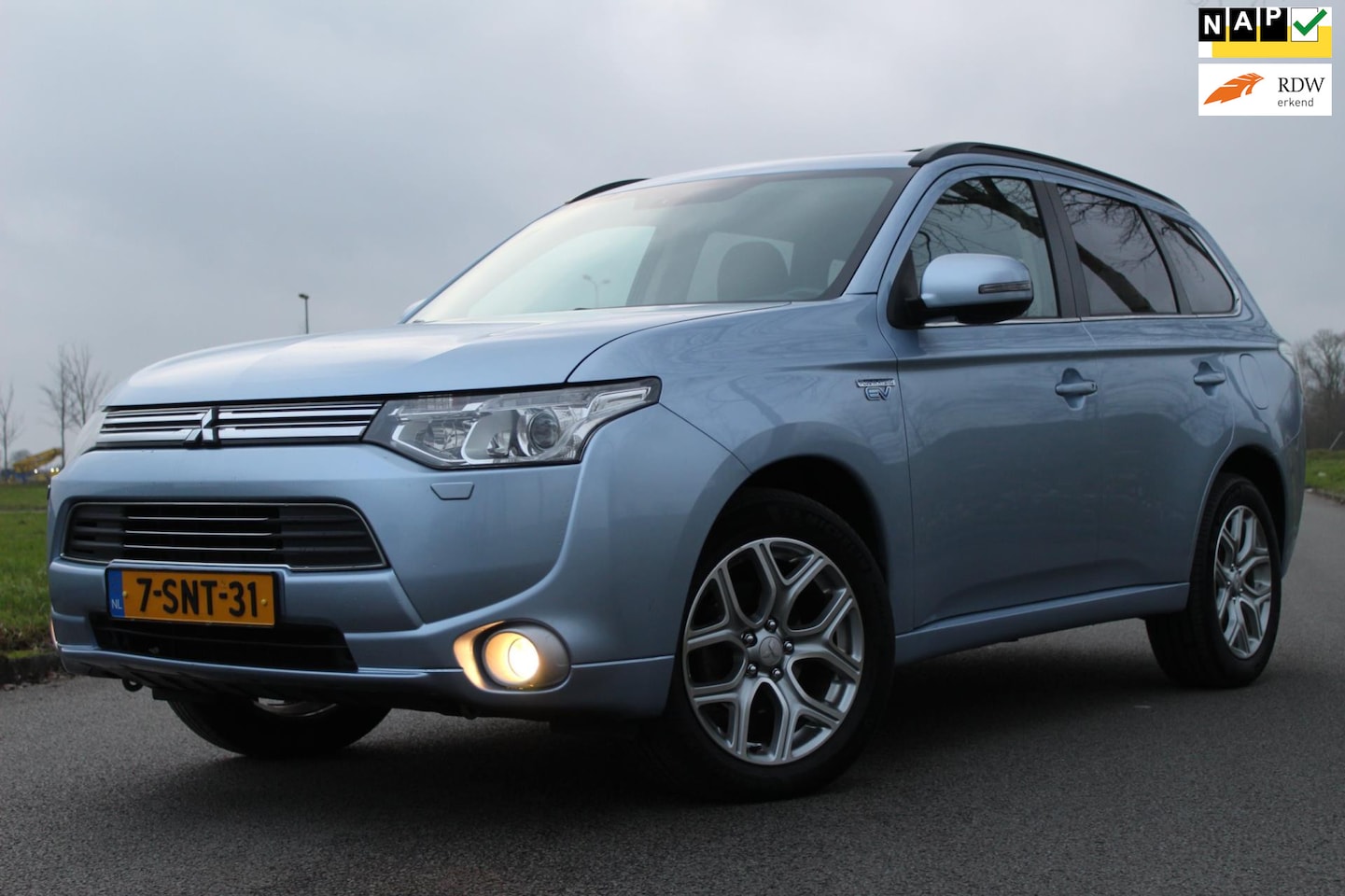 Mitsubishi Outlander - 2.0 PHEV Instyle 121 pk | NAVIGATIE | CLIMATE CONTROLE | VOL LEDER | STOELVERWARMING | TRE - AutoWereld.nl