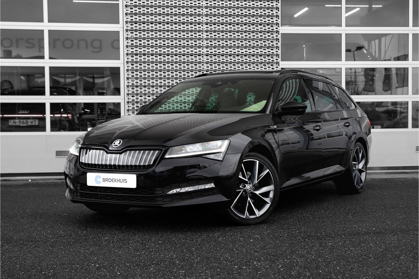 Skoda Superb Combi - 1.4 TSI iV Sportline Business | Panoramadak | Adapt. Cruise | Camera | Stoelverwarming | C - AutoWereld.nl