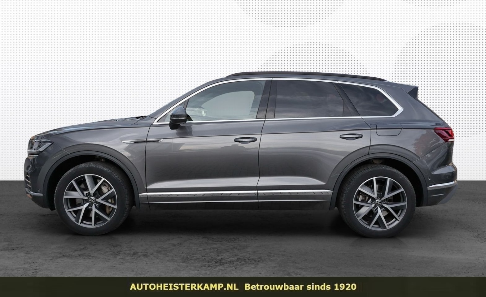 Volkswagen Touareg - 3.0 TSi eHybrid 4M Elegance ACC Panoramadak Stoelkoeling Memory Trekhaak Camera - AutoWereld.nl