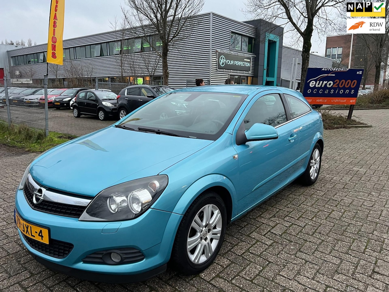 Opel Astra GTC - 1.6 Cosmo - AIRCO - PARK SENSOR - LEDER ! - AutoWereld.nl