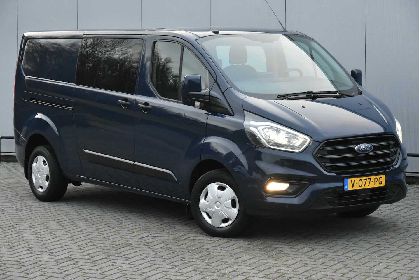 Ford Transit Custom - 2.0 TDCI L2H1 DC 6 Pers Airco Navi Euro6 - AutoWereld.nl