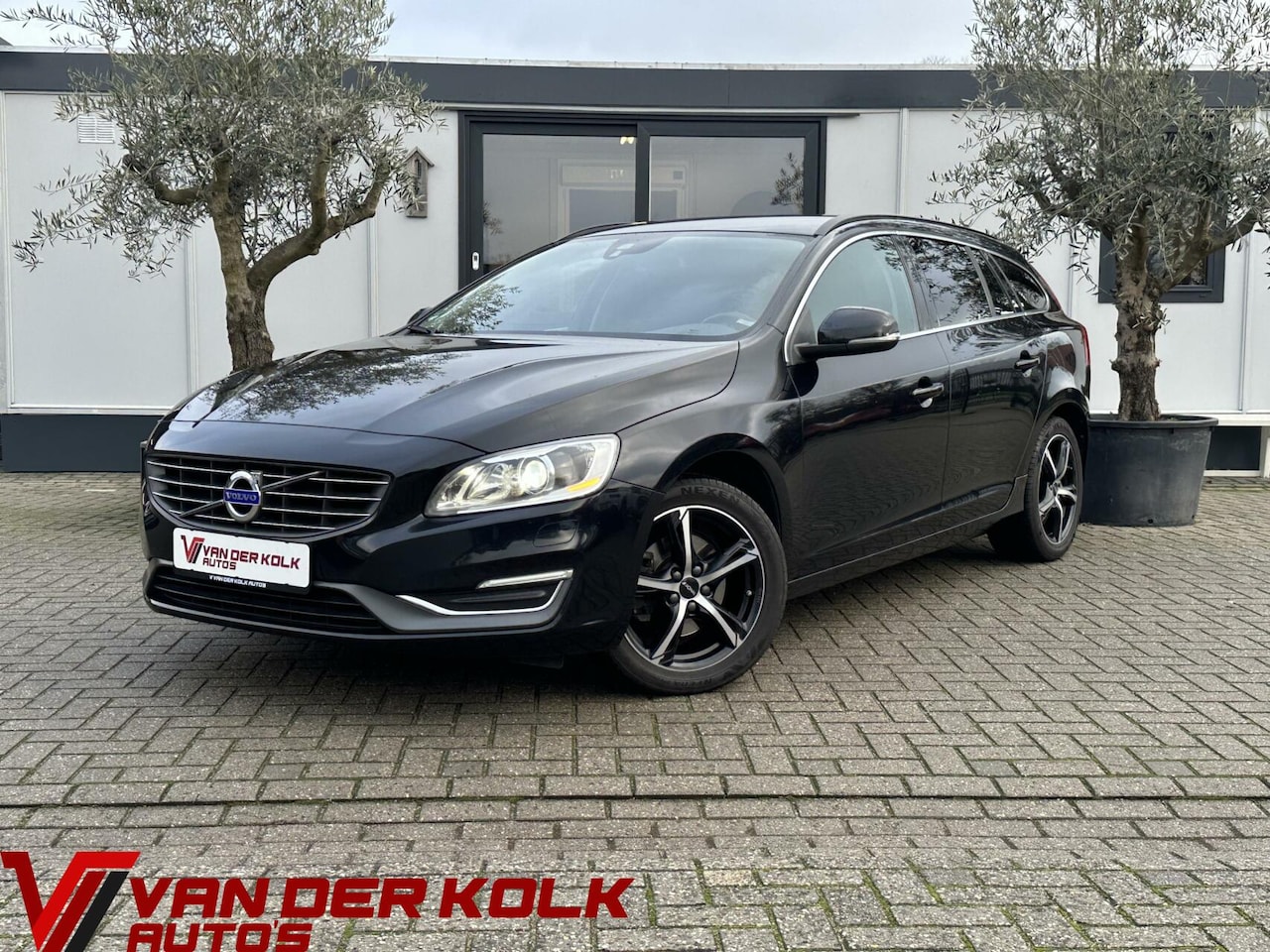 Volvo V60 - 2.0 T6 Momentum Navigatie Xenon Climate Stoel/Stuurverwarming - AutoWereld.nl