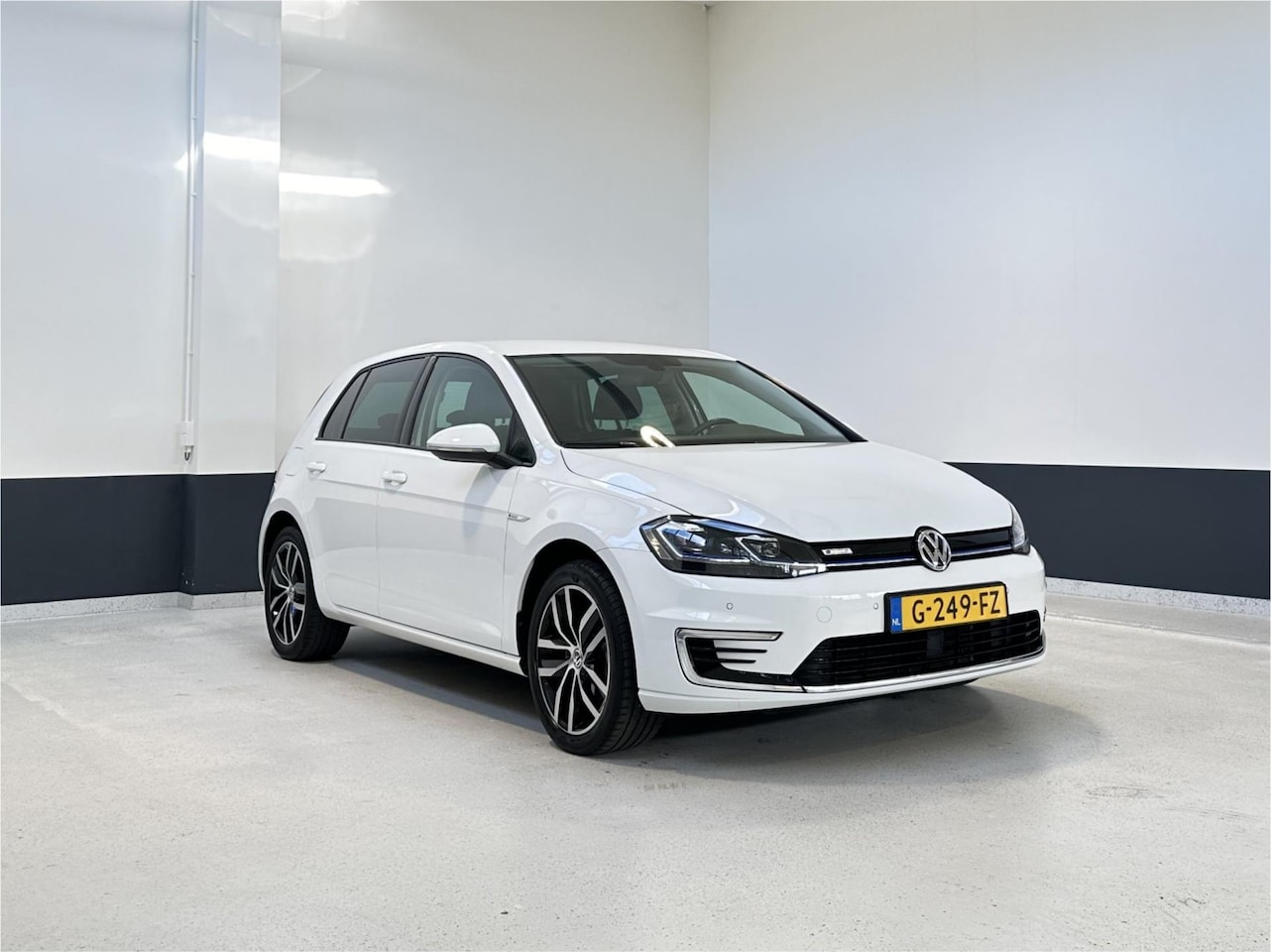 Volkswagen e-Golf - |1 Eig | Navigatie | Virtual display| Dynaudio | 17" velgen | - AutoWereld.nl