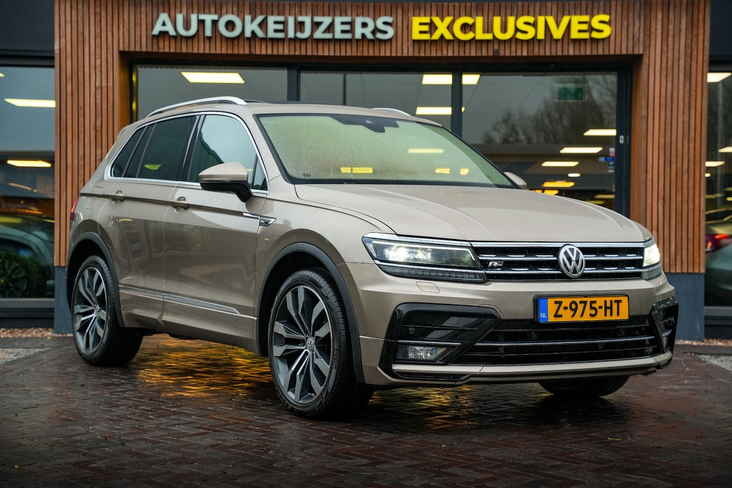 Volkswagen Tiguan - 2.0 TSI 4Motion Highline R Line Panodak Leer Memory Trekhaak Navi Camera - AutoWereld.nl