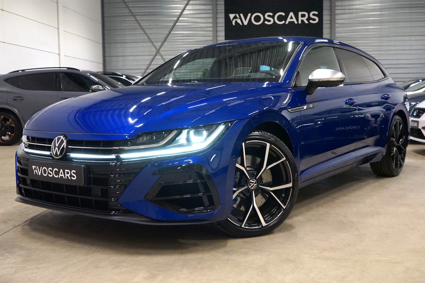 Volkswagen Arteon Shooting Brake - 2.0 TSI R 320PK * Kuipstoelen - Trekhaak - H/K - 20" - HUD * - AutoWereld.nl