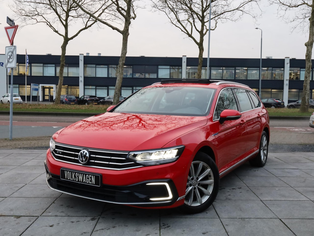 Volkswagen Passat Variant - GTE 1.4 TSI PHEV 218PK | Panodak | Camera | Trekhaak | Elektrische kofferklep | Stoelverwa - AutoWereld.nl