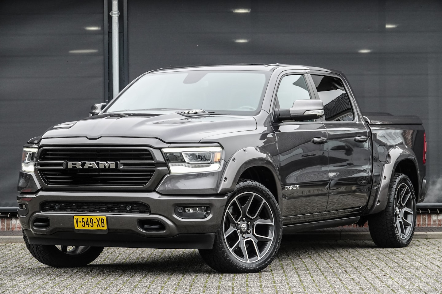 Dodge Ram 1500 - 5.7 HEMI V8 401Pk 4x4 Crew Cab | Laramie | 5-Persoons | Trekhaak | 22'' | Granite Crystal - AutoWereld.nl