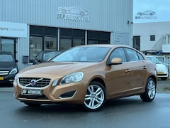 Volvo S60 - 1.6 T3 Kinetic AUTOMAAT/TREKHAAK/STOELVERWARMING