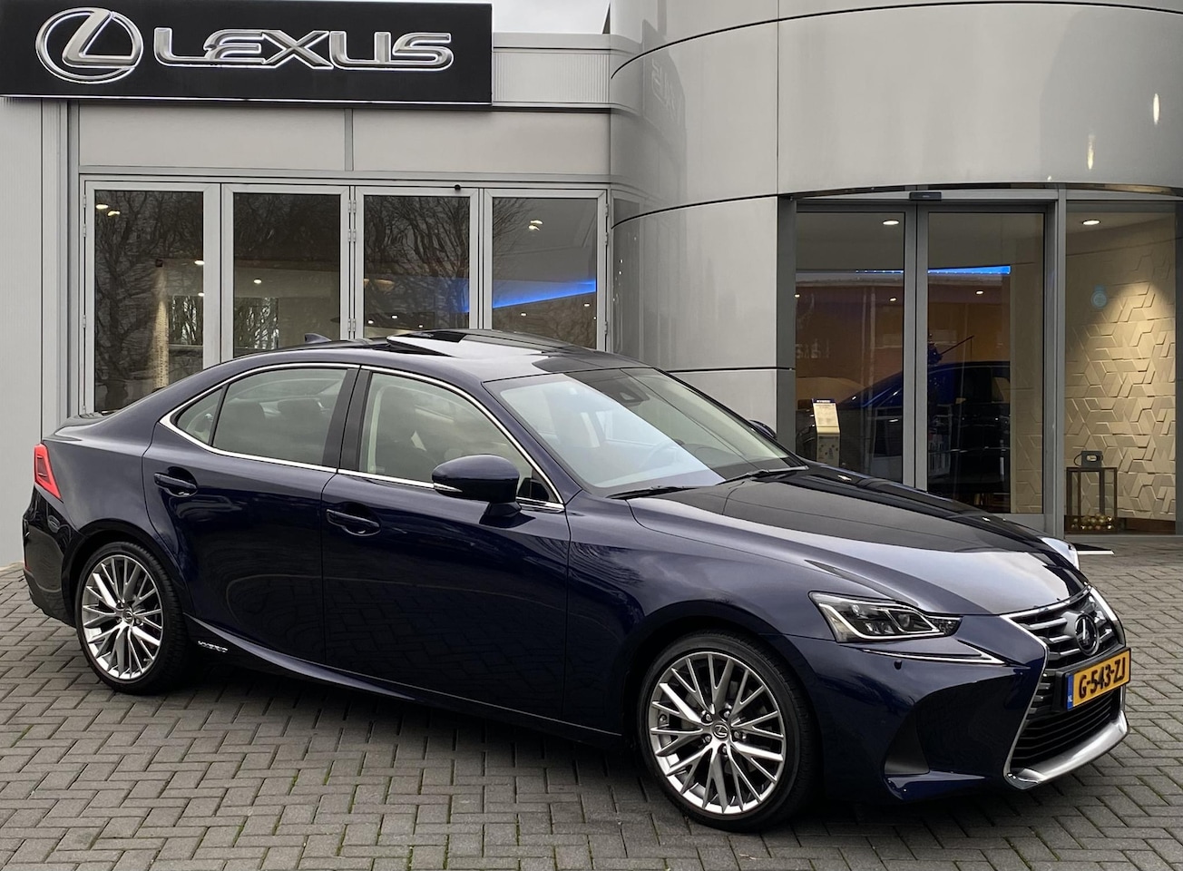 Lexus IS - 300h Hybrid Luxury Line NL-AUTO MARK LEVINSON SCHUIFDAK STOELVENTILATIE LED BLIND-SPOT KEY - AutoWereld.nl