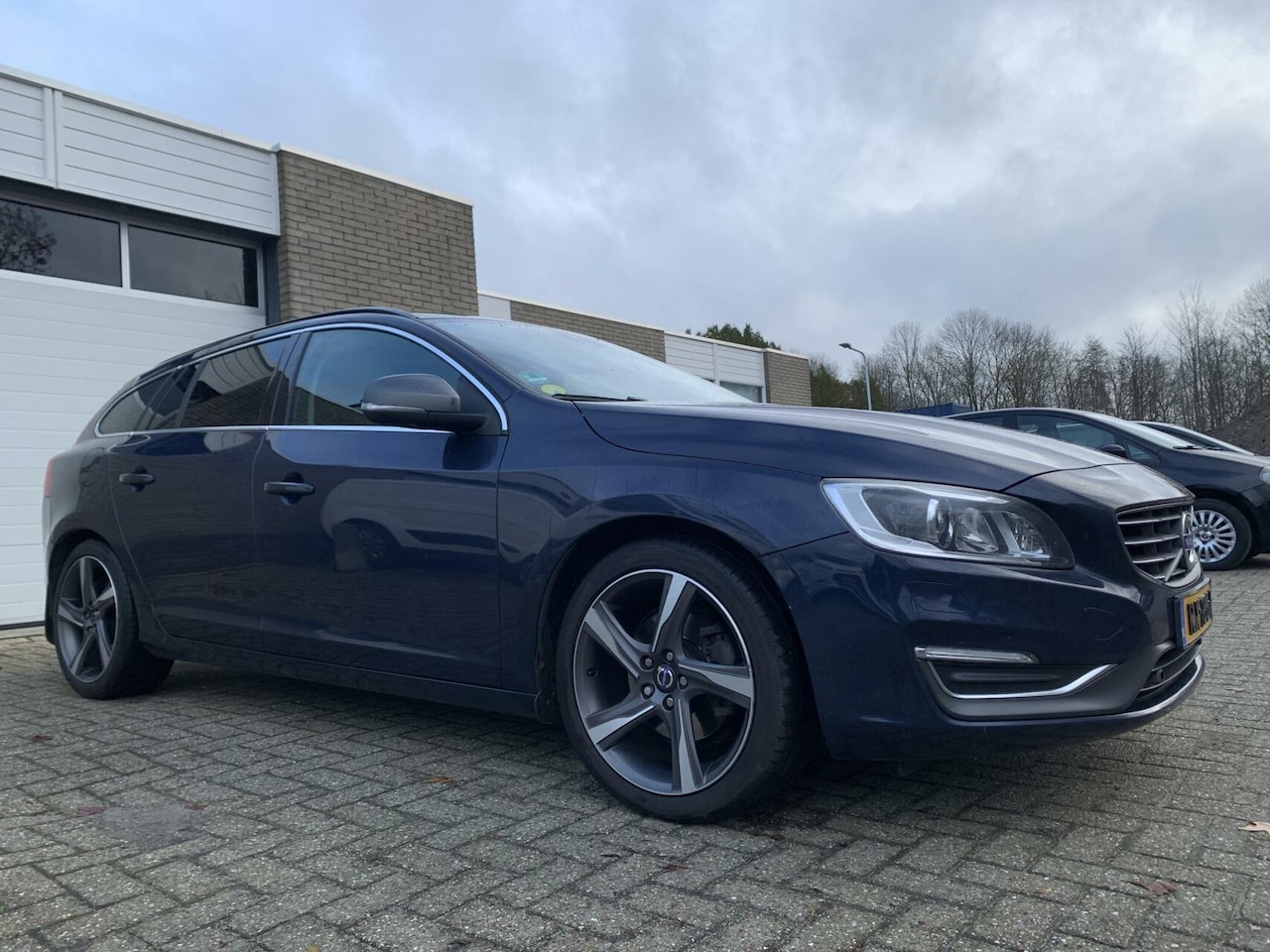 Volvo V60 - 2.0 D4 EURO6 R-Design LED Navi Trekhaak Cruise Control Airco Elektrische pakket - AutoWereld.nl