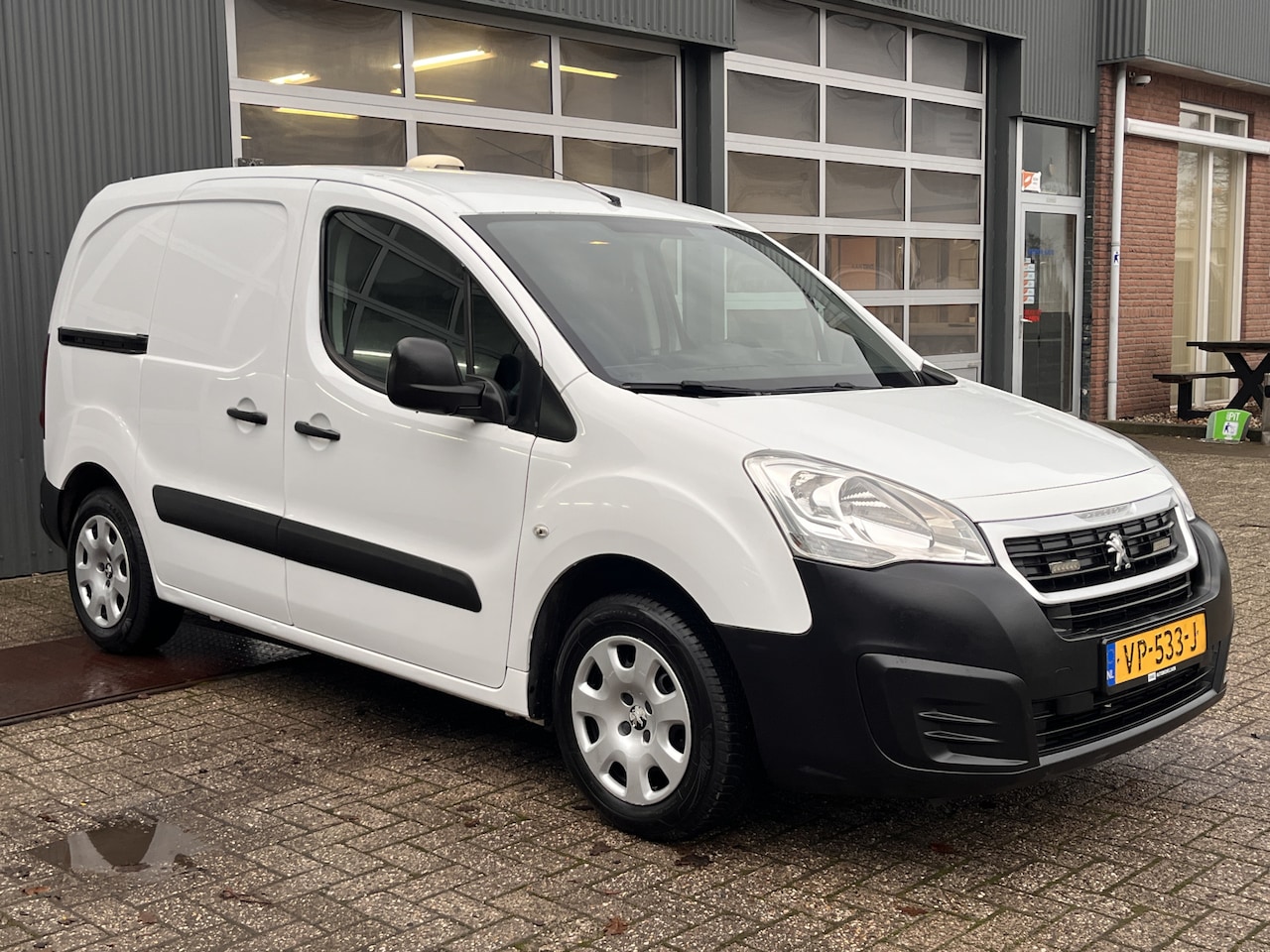 Peugeot Partner - 120 1.6 BlueHDi 100 L1 XR S&S Airco Cruise Trekhaak Kastinrichting Parkeerhulp Schuifdeur - AutoWereld.nl