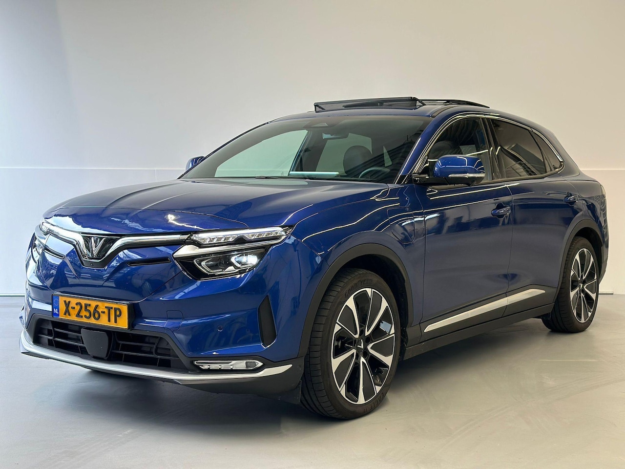 VinFast VF 8 - Plus 87.7 kWh 4WD  // 10 JAAR GARANTIE // 100% ELEKTRISCH - AutoWereld.nl
